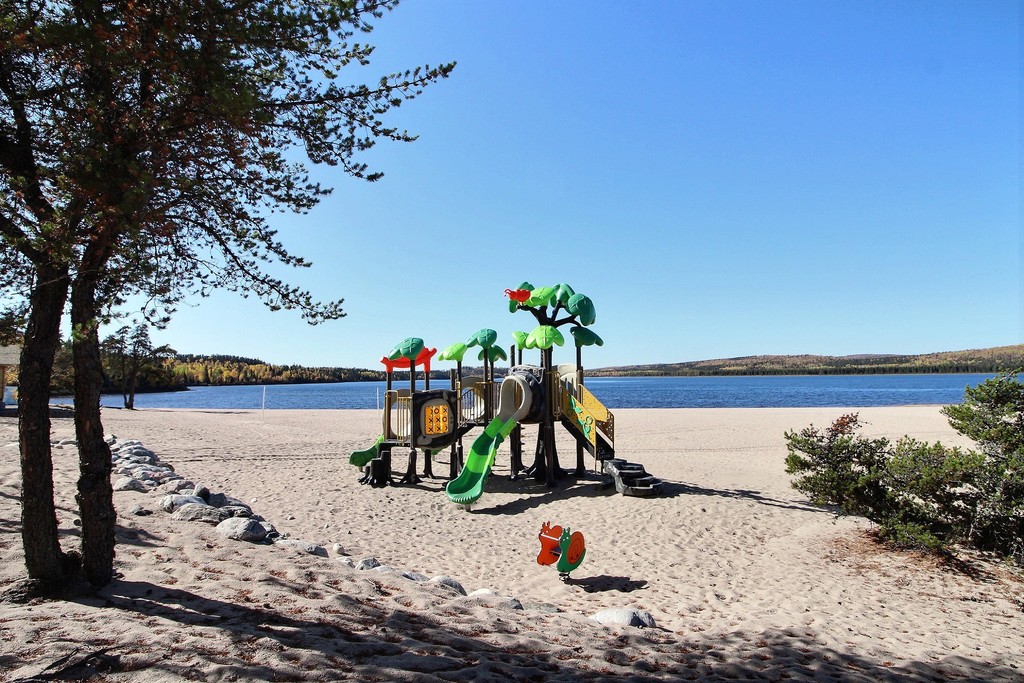 Aire de jeux sur la plage du lac Faillon en Abitibi-Témiscamingue