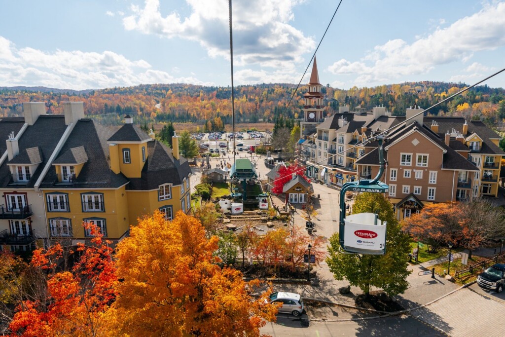 Mont-Tremblant dans les Laurentides en automne, destination populaire pour la randonnée