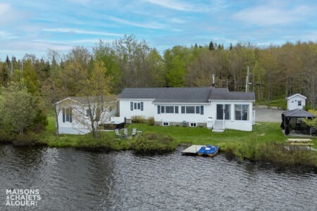 façade vue du lac du Chalet à louer Le Reflet Boréal à Chaudière-Appalaches, chalet avec spa à Saint-Séverin.