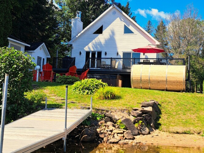 Façade vue du quai du Chalet à louer Chalet Zenövia en Outaouais, chalet avec spa à Lac-des-Plages.