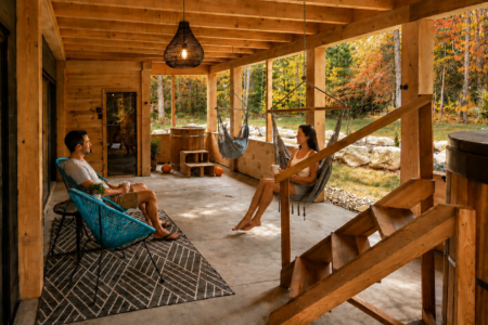 Couple dans l'espace détente avec sauna du Chalet à louer Chalets NordiK Le Solara à Lanaudiere, chalet avec spa à Notre-Dame-de-la-Merci.