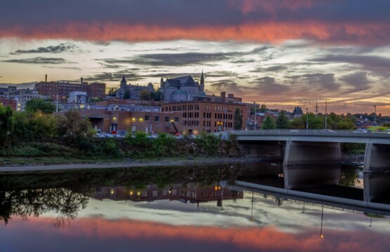 Centre-ville de Sherbrooke au coucher de soleil avec vue sur la rivière