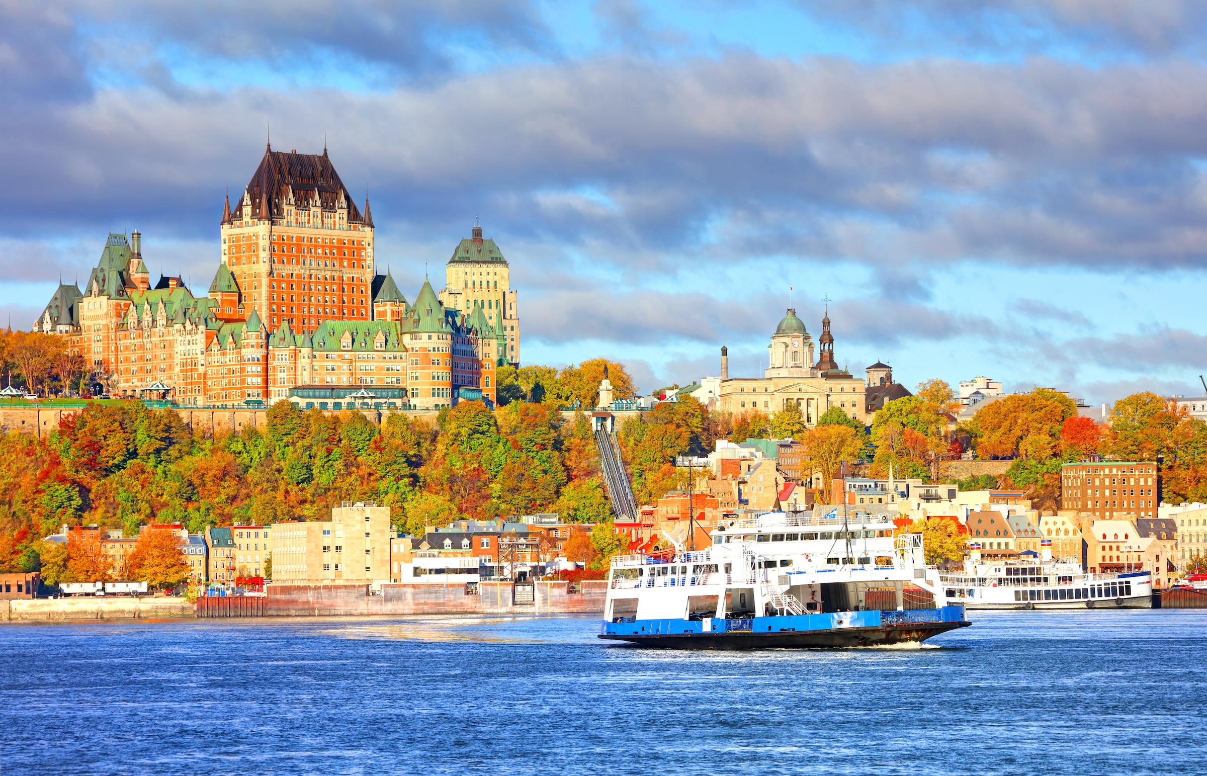 Vue de Québec en automne avec le Château Frontenac et le fleuve Saint-Laurent