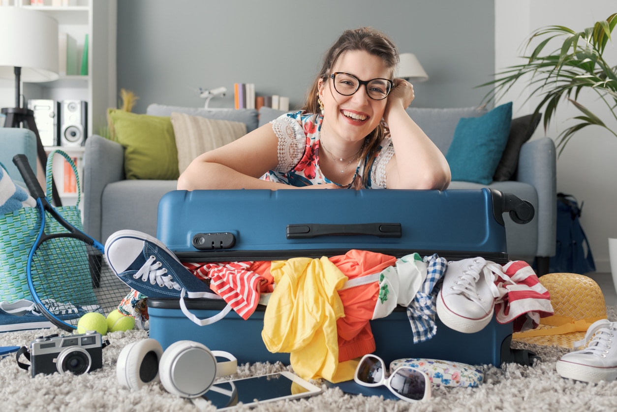Voyageuse préparant une valise pour un séjour en chalet en Ontario