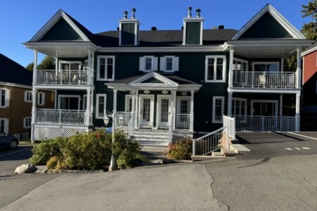 Façade du Chalet à louer Condo Lac Archambault 316 à Lanaudière, chalet au bord de l'eau à Saint-Donat.