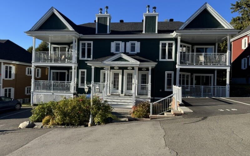 Façade du Chalet à louer Condo Lac Archambault 316 à Lanaudière, chalet au bord de l'eau à Saint-Donat.